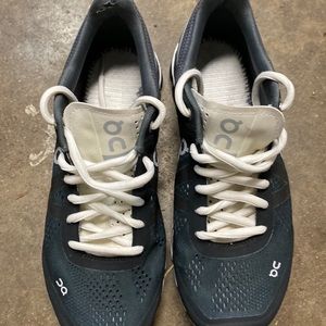 On cloud shoes woman’s size 7.5